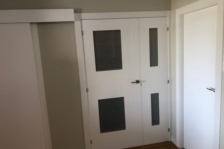 Combinación de puerta con fijo y puerta corredera